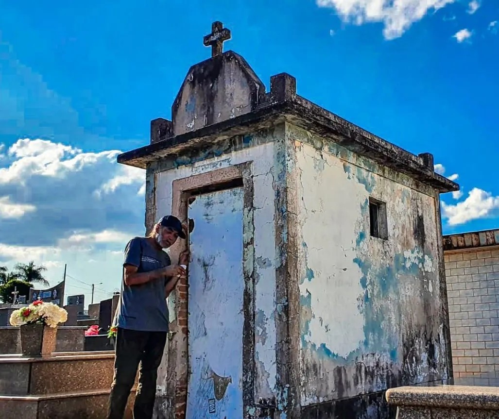 Após 15 anos dormindo em sepultura, morador de Marialva ganha casa