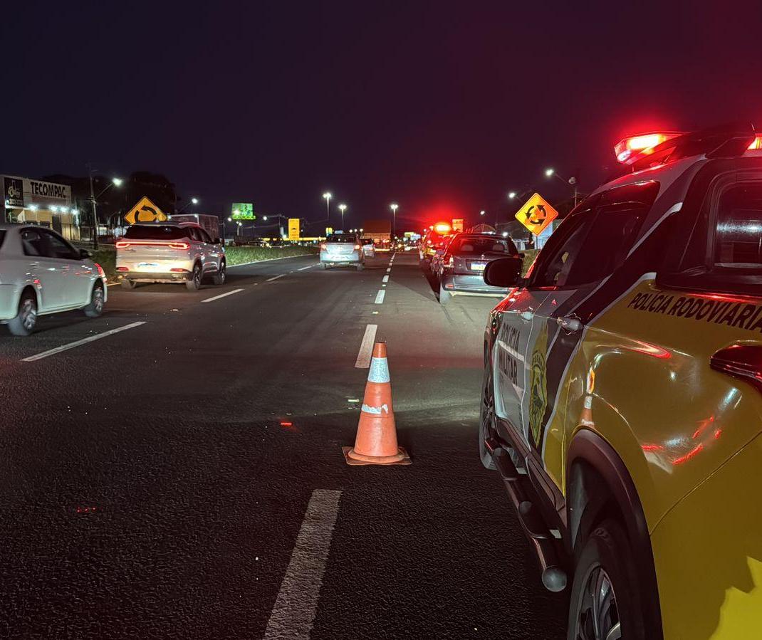 Três pessoas ficam feridas, entre elas uma criança, em engavetamento de veículos