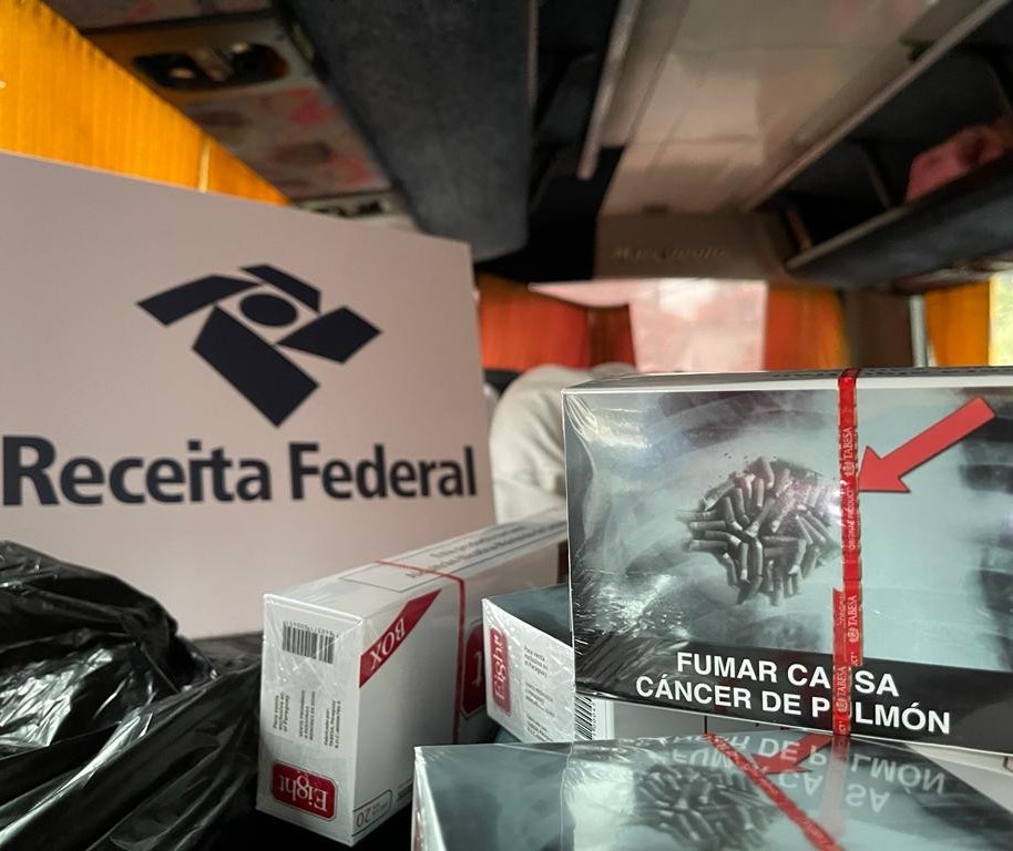 Receita Federal de Maringá apreende 75 mil maços de cigarros contrabandeados em ônibus de turismo