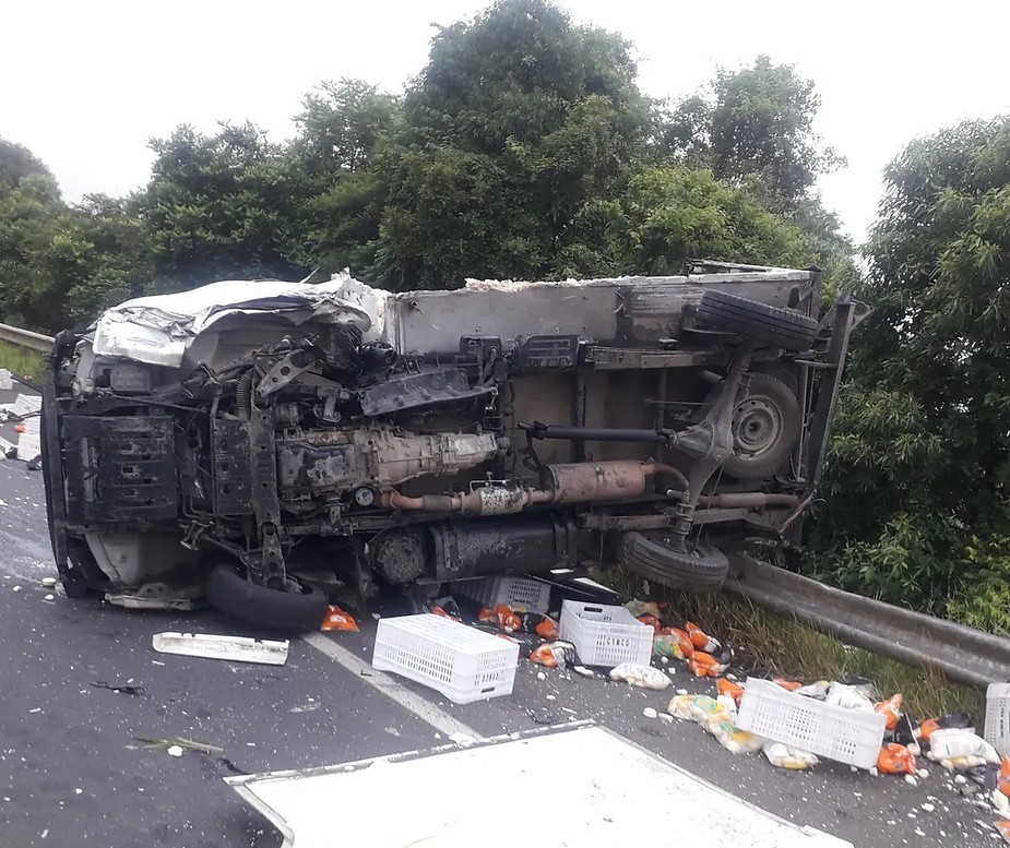 Acidente entre caminhão e dois carros mata uma pessoa e deixa 11 feridas em Teixeira Soares 