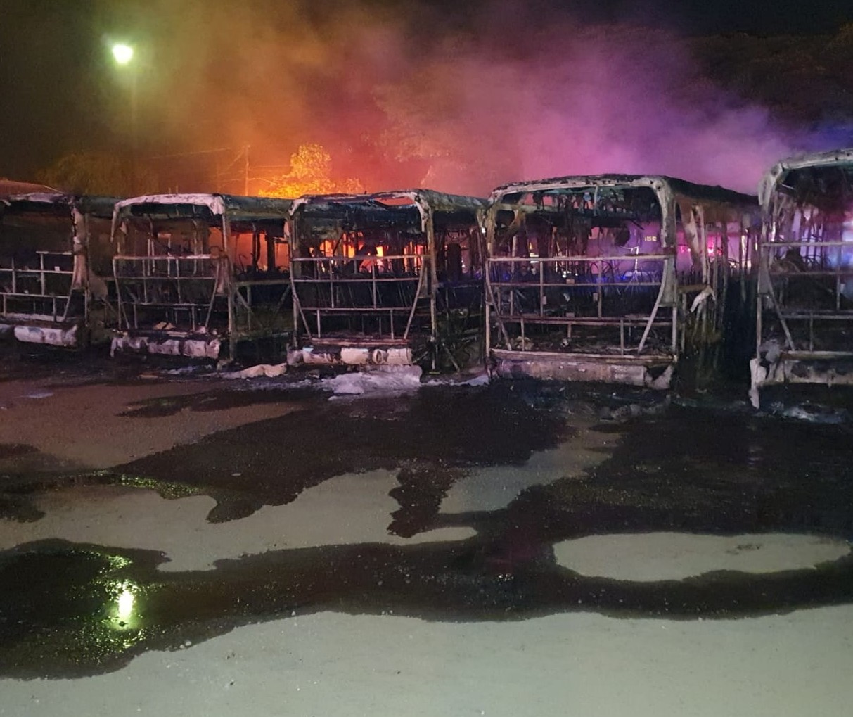 Seis ônibus são incendiados em garagem da Cidade Verde