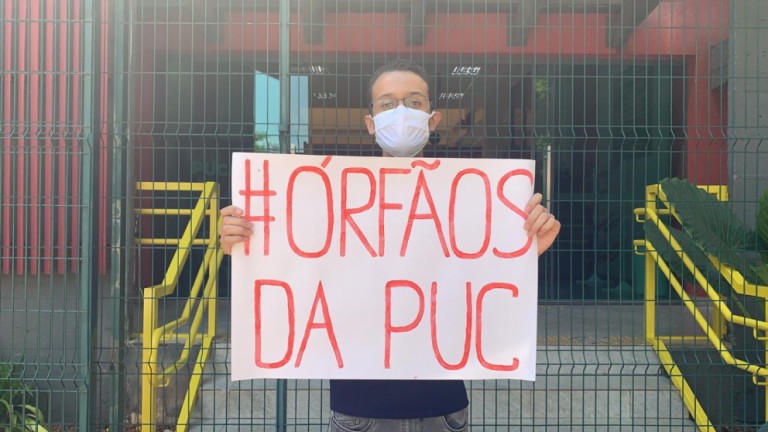 Estudantes da PUC protestam contra o encerramento de cursos presenciais no campus de Maringá