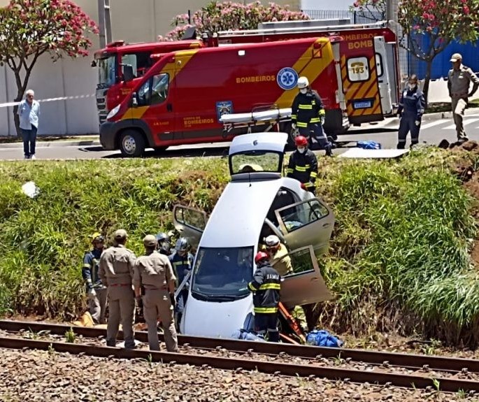 Carro cai em linha férrea, em Maringá