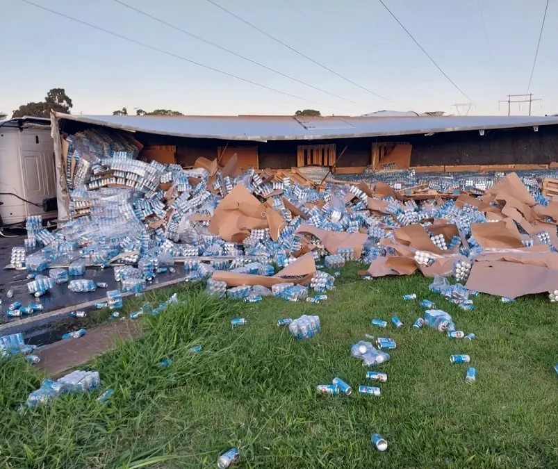 Caminhão carregado de cerveja é saqueado em Maringá após tombar; vídeo mostra acidente