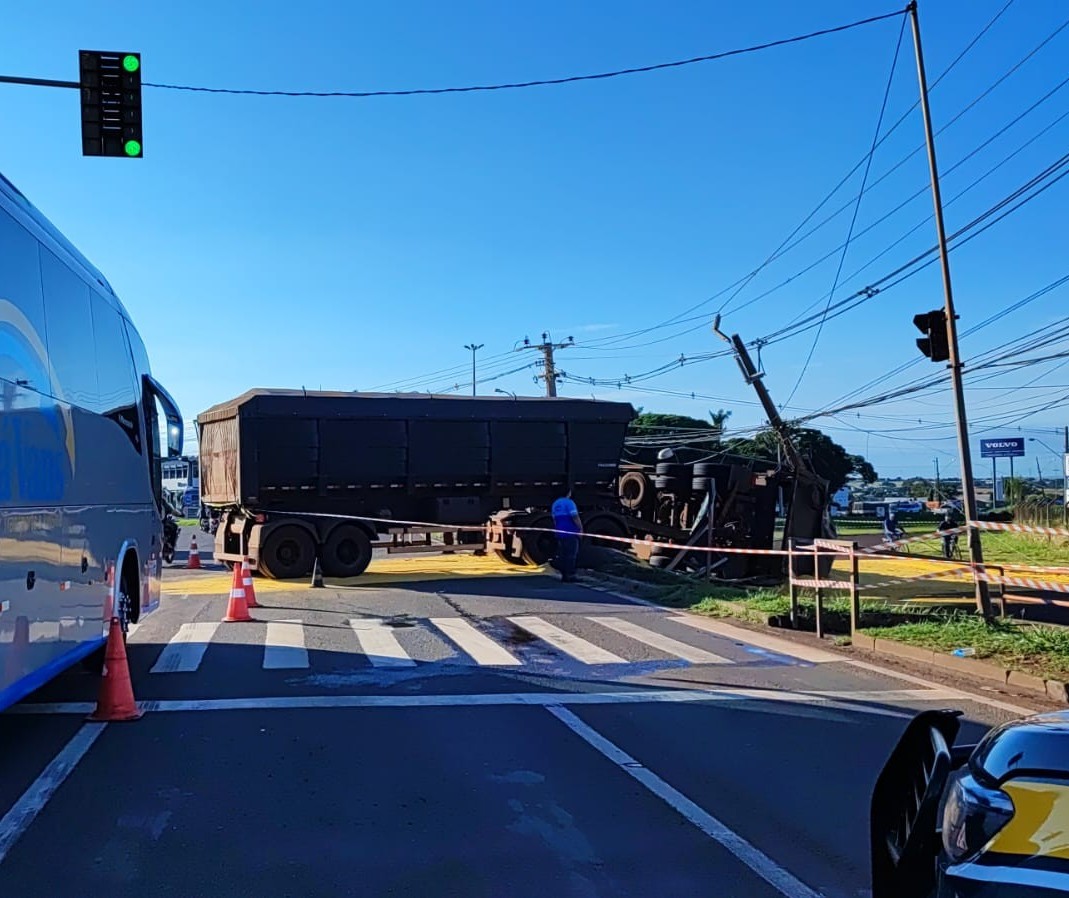 Liberada pista na BR-376, interditada após tombamento de carreta 