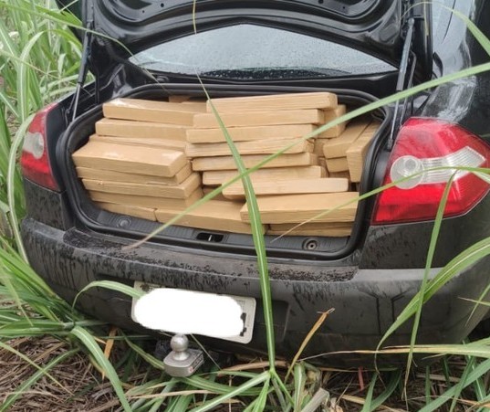 Polícia encontra 640 kg de maconha em veículo abandonado