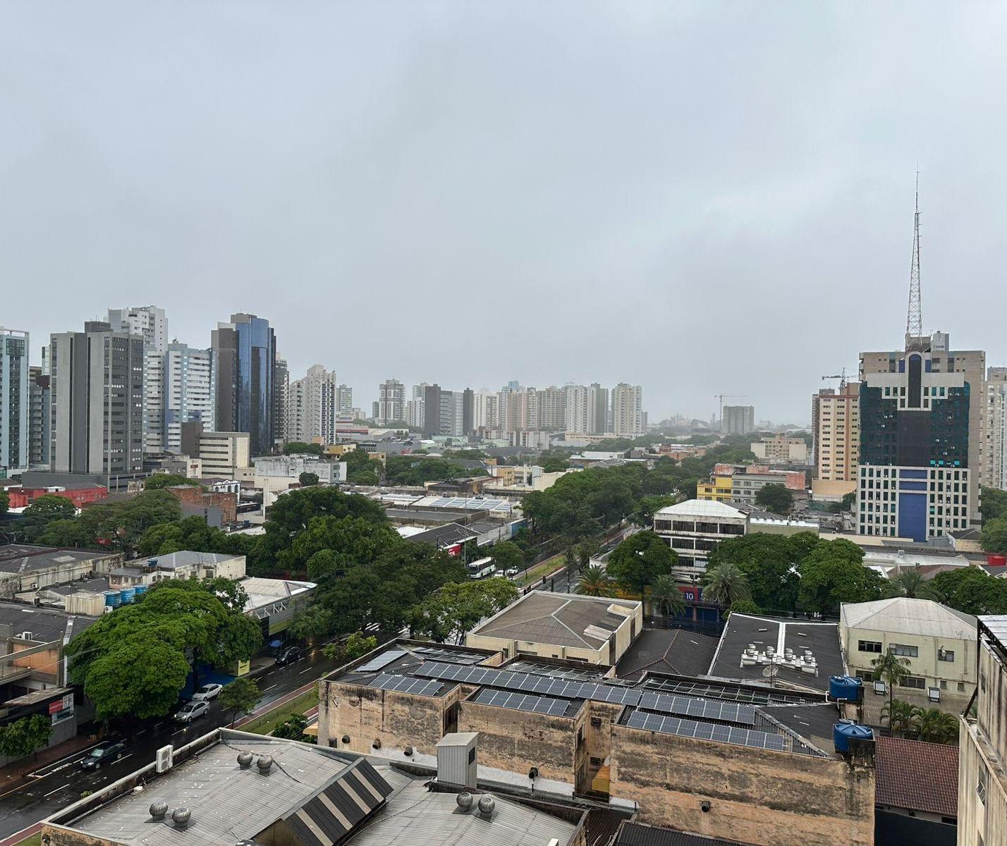 Céu fechado e chuva mantêm Maringá com tempo ameno nesta terça (9)