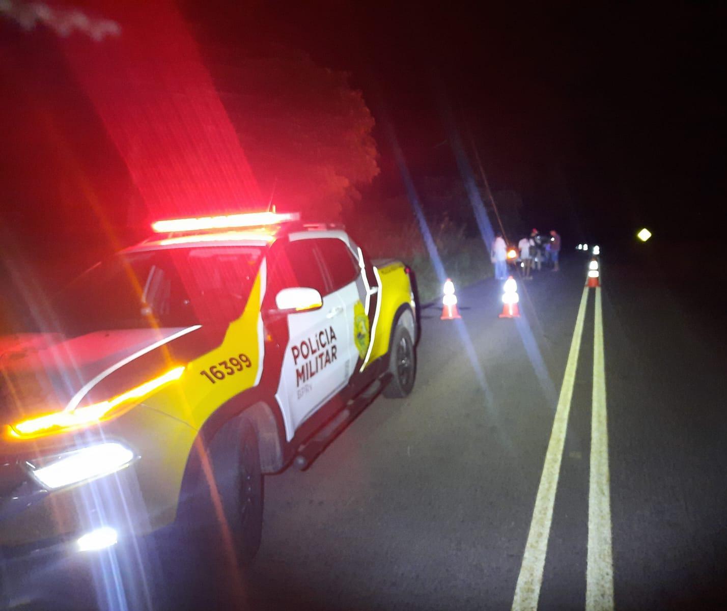 Pedestre morre atropelado na PRC-158 e carro pega fogo