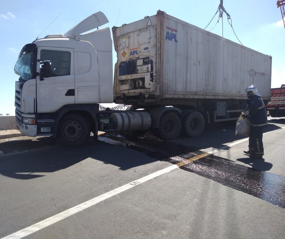 Carreta que tombou em mureta do Contorno Norte é removida