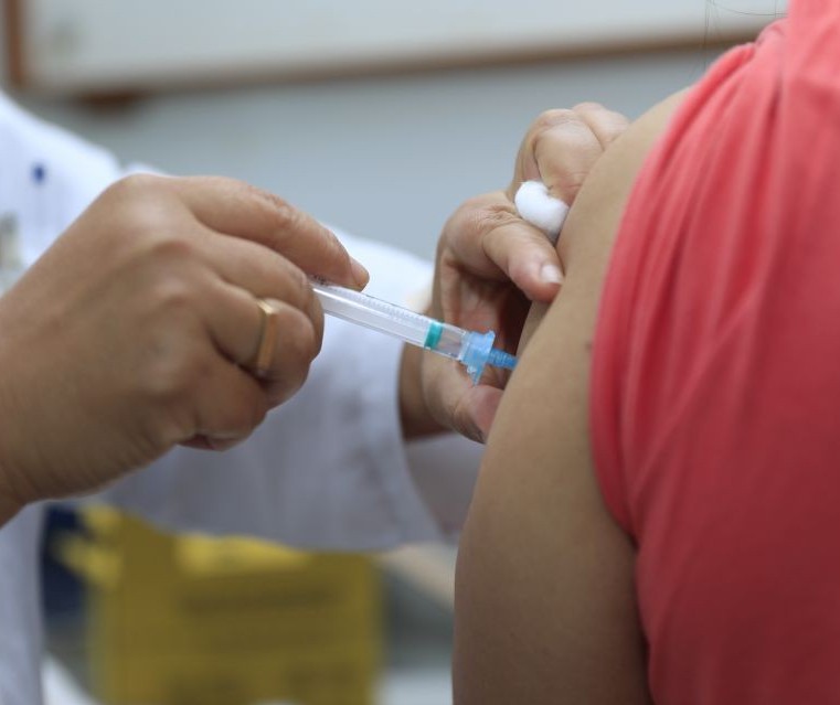 Após pico de energia em UBS de Maringá, 1,5 mil vacinas são enviadas para análise
