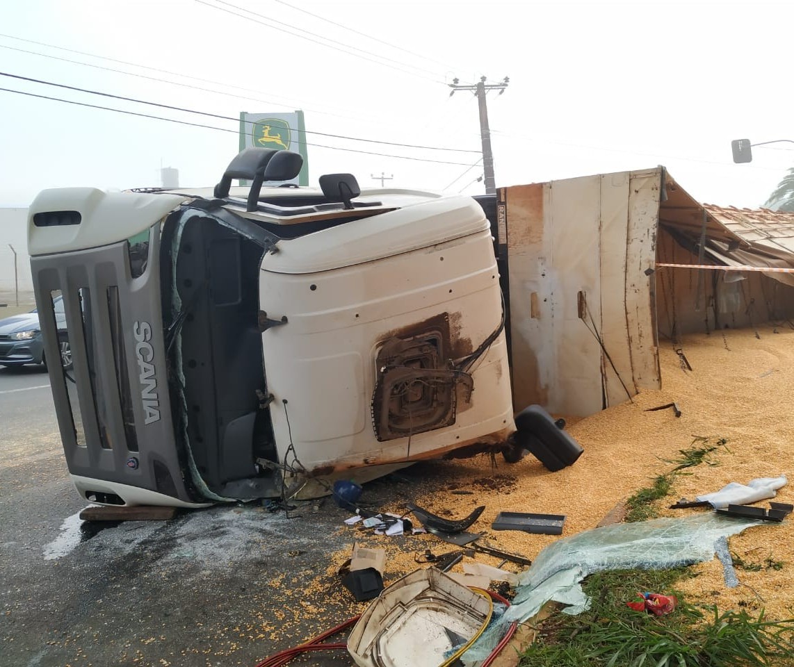 Carreta tomba na rotatória da Avenida Paranavaí com a PR-317