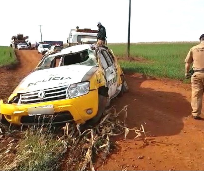 Policial fica ferido após capotar carro durante perseguição 