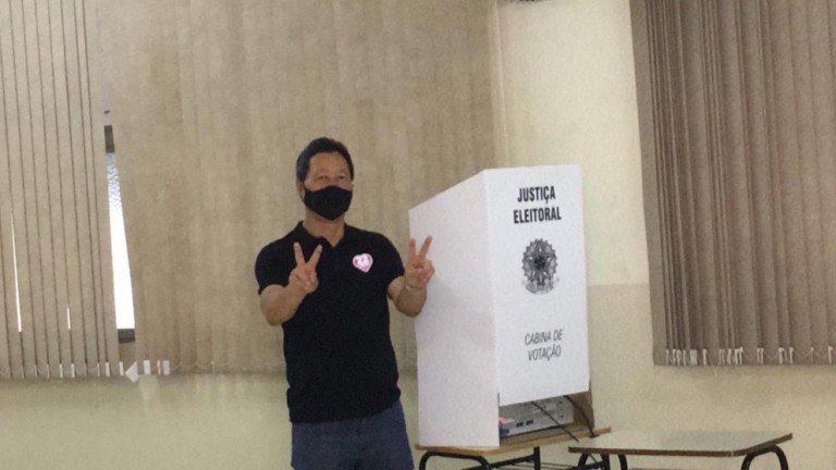 Deputado Luiz Nishimori vota no Colégio Santa Cruz
