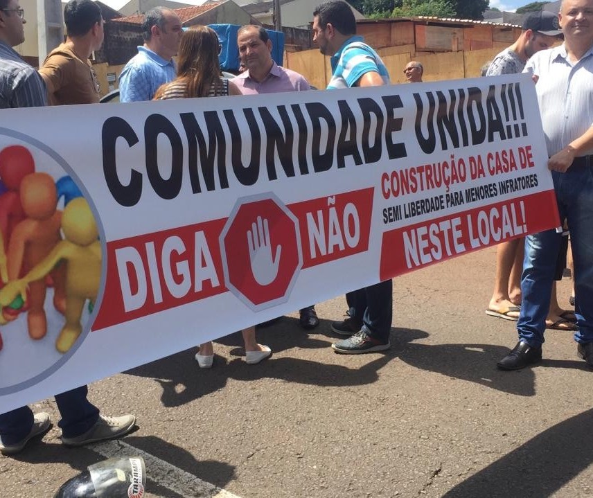 Moradores bloqueiam trecho da Avenida Tuiuti para protestar contra a construção de uma Casa de Semiliberdade