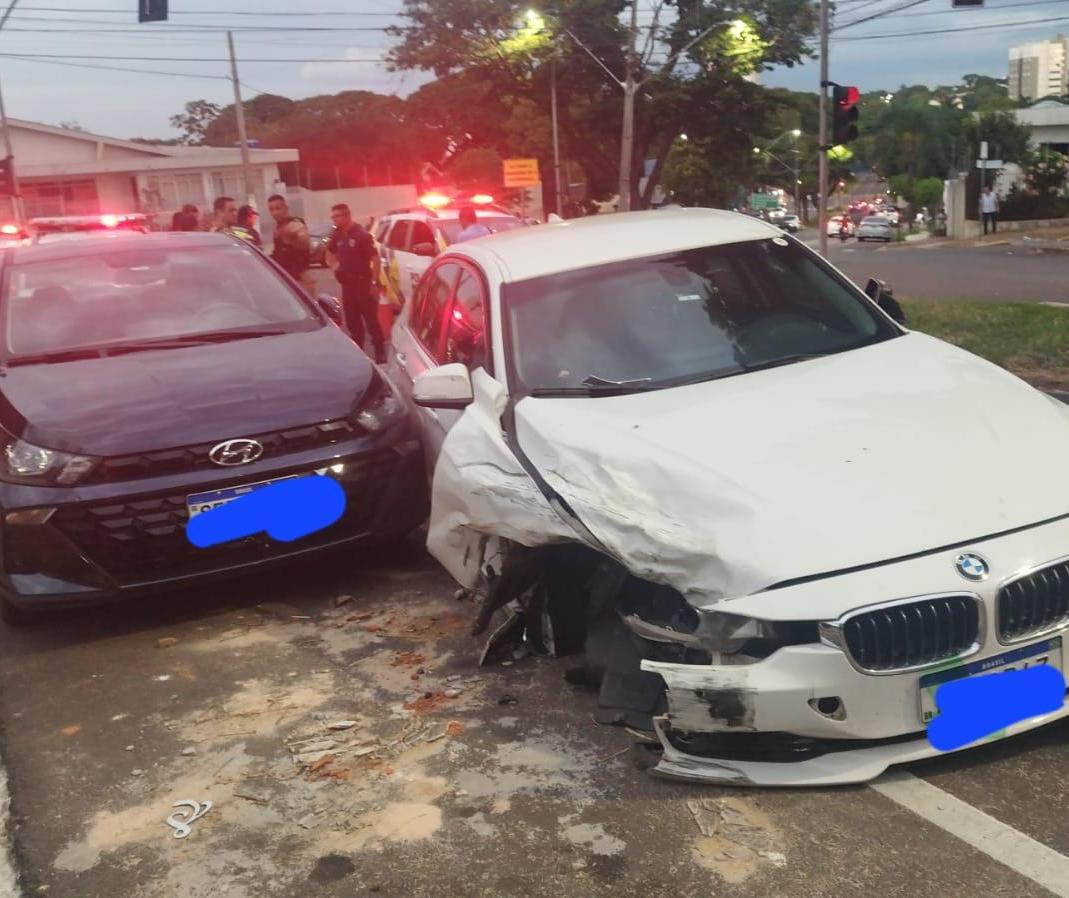 Motorista de BMW que bateu em outros quatro veículos foi autuado por dirigir com capacidade psicomotora alterada