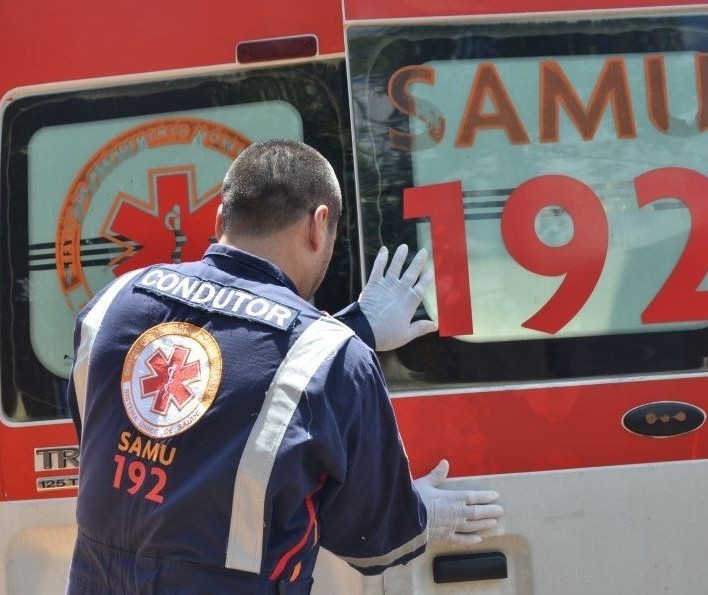 Motorista sofre acidente grave após bater carro contra traseira de guincho