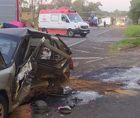 Mulher morre em acidente entre carro e caminhonete na BR-376 em Guairaçá