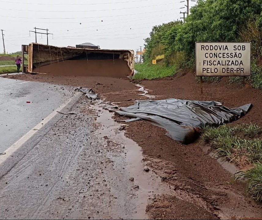 Trecho da BR-376, entre Sarandi e Marialva, fica completamente interditado por quase duas horas após acidente envolvendo carreta