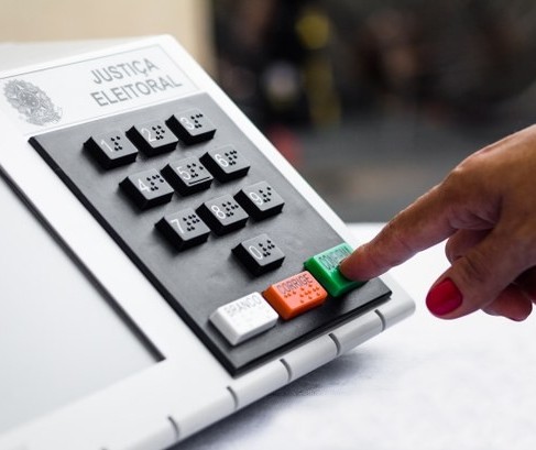 Justiça Eleitoral pede que eleitor leve "cola" com os números dos candidatos