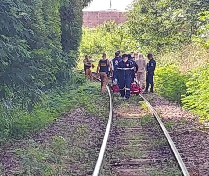 Mulher é encontrada morta na linha do trem