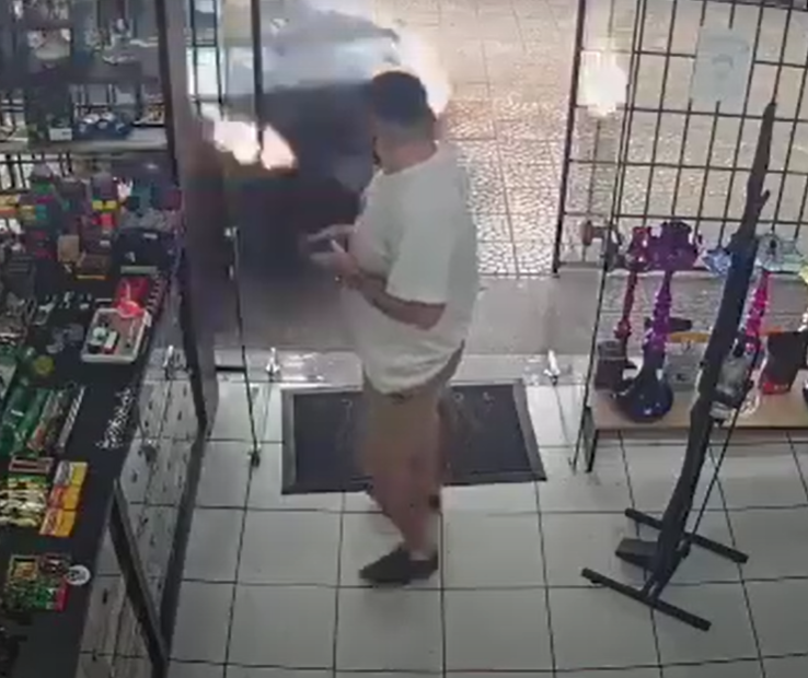Carro invade tabacaria na Avenida Colombo, em Maringá; vídeo