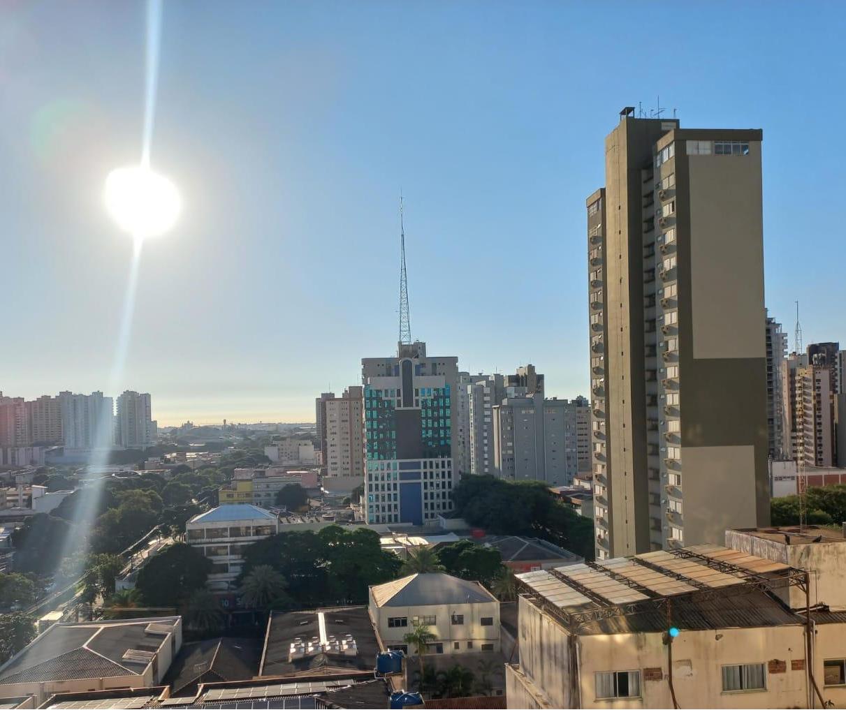 Tempo segue quente e estável em Maringá nesta quarta-feira (27)