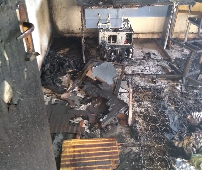 Incêndio em residência deixa jovem gravemente ferido