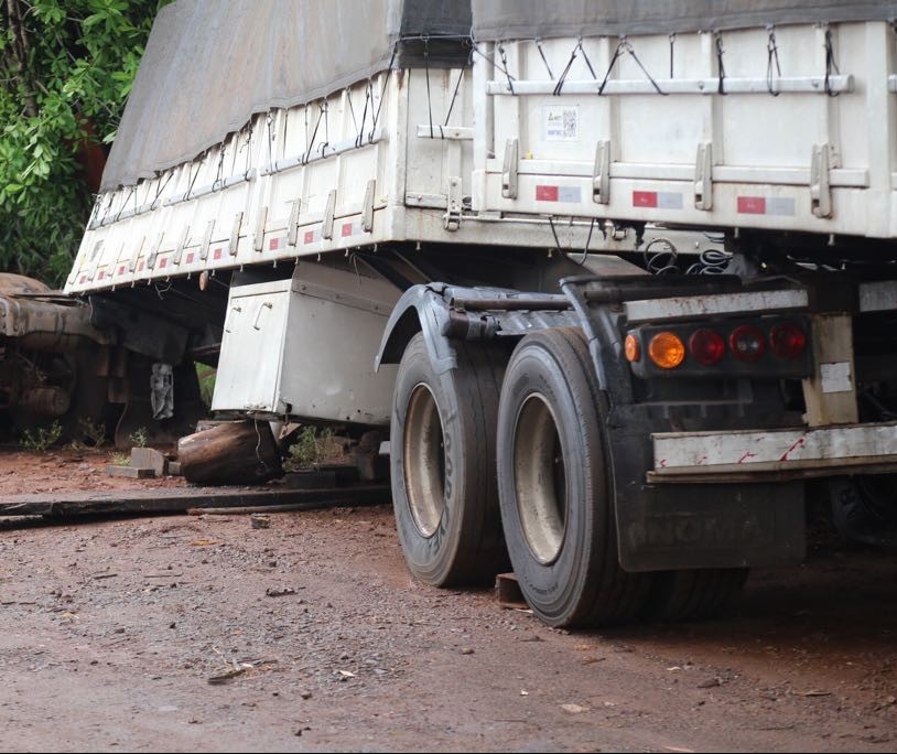 Motorista morre após carreta cair sobre ele