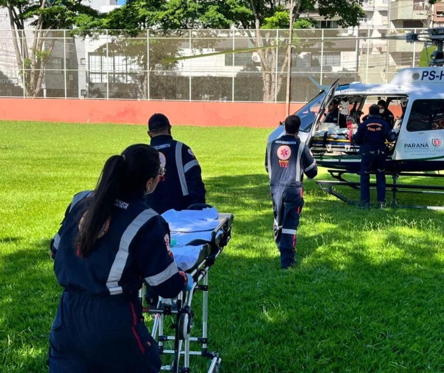 Pai e filho são socorridos, e condutor é encaminhado pelo aeromédico do SAMU para Maringá após capotamento na região