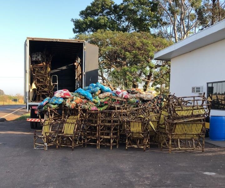 PRE apreende uma tonelada e meia de maconha em caminhão carregado com cadeiras de vime