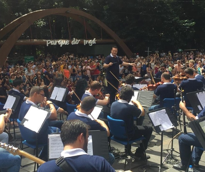 Orquestra faz concerto ao ar livre no Parque do Ingá