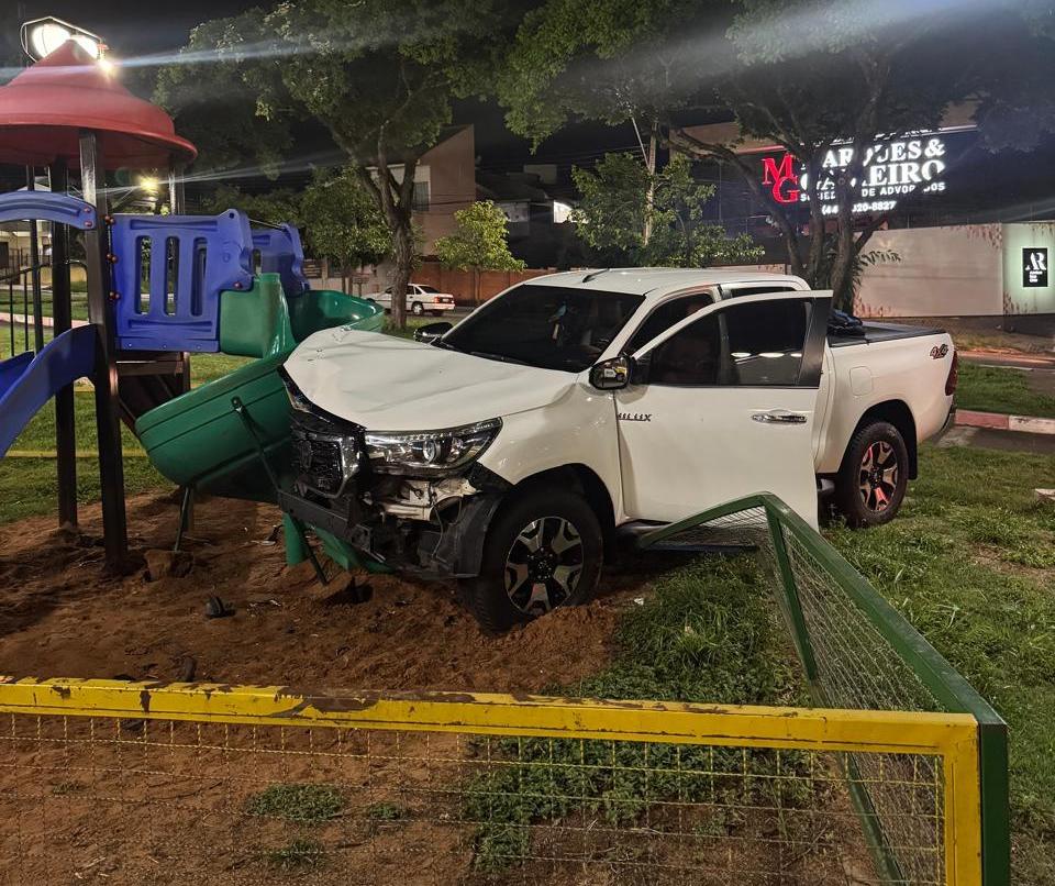 Caminhonete foge de abordagem policial e invade praça