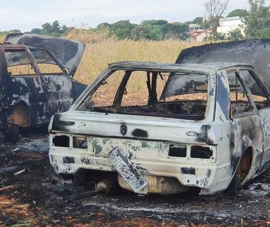 Carros são encontrados incendiados na zona rural de Maringá