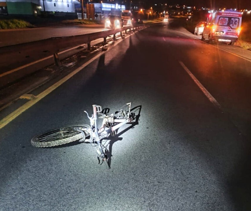 Ciclista cai em rodovia e morre atropelado por caminhão, em Ponta Grossa