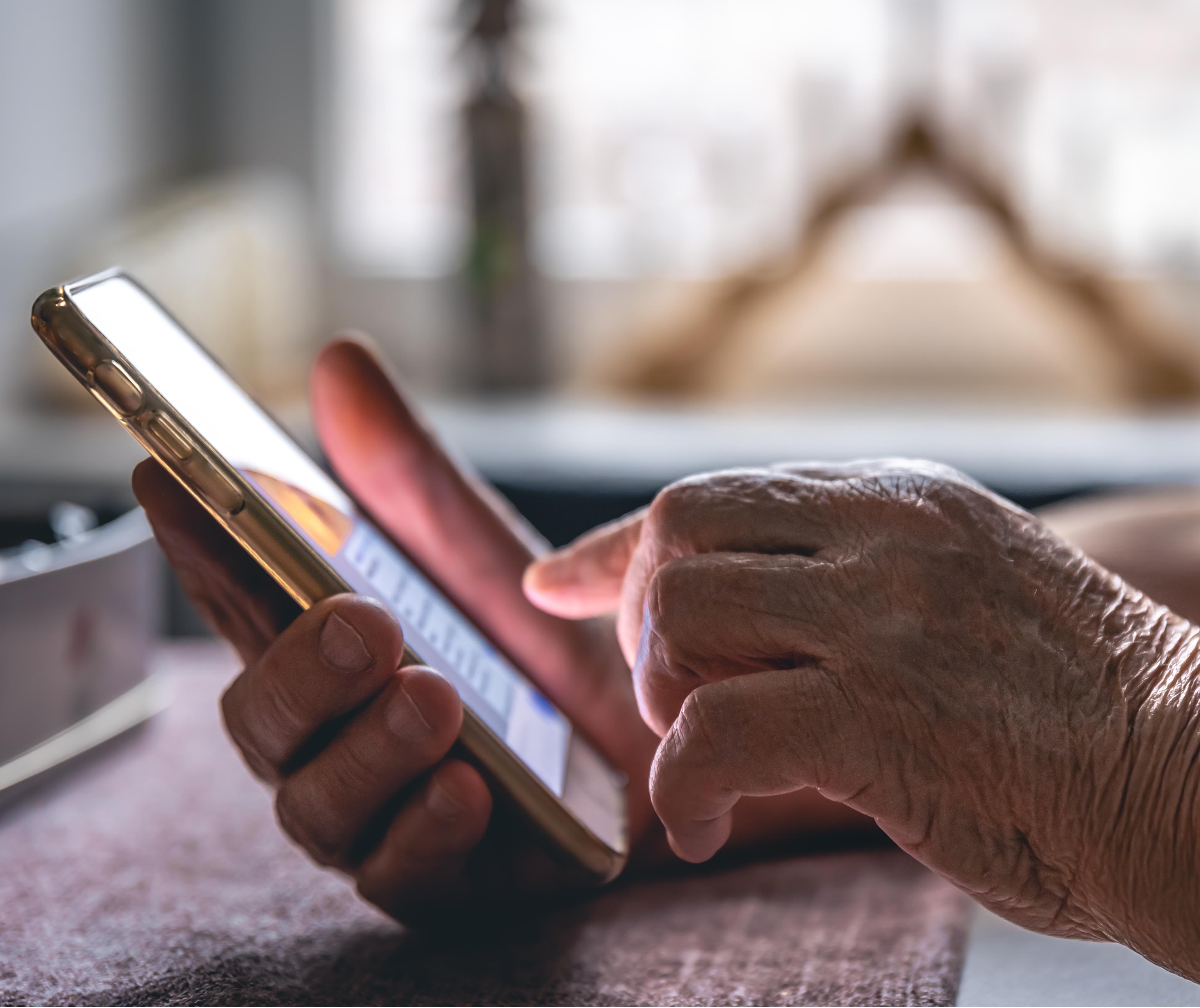 Maringá terá oficina gratuita de inclusão digital para mulheres idosas