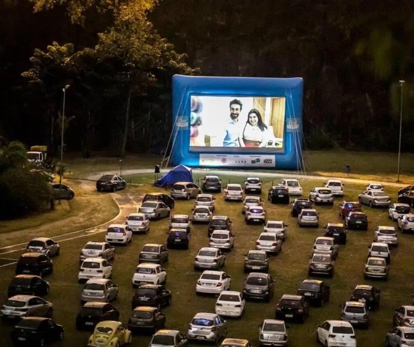 Drive-in no estacionamento do Willie Davids leva cinema ao ar livre a Maringá