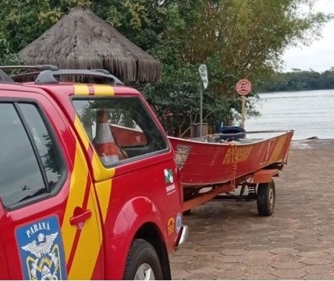 Homem pula no rio para fugir da polícia e desaparece