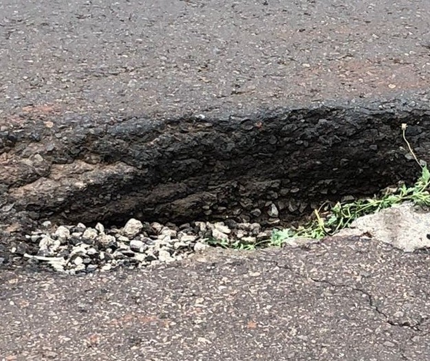 Ouvintes reclamam de buracos em vias públicas em Maringá