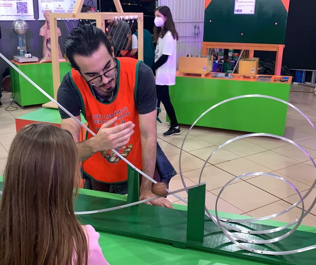 Visitantes conhecem experiências de física apresentadas pelo Mudi na Expoingá