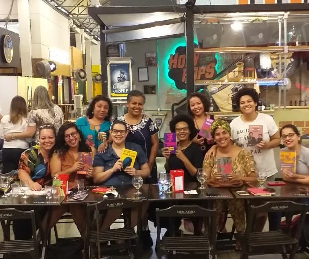 Mulheres criam clube de leitura para discutir autoras negras