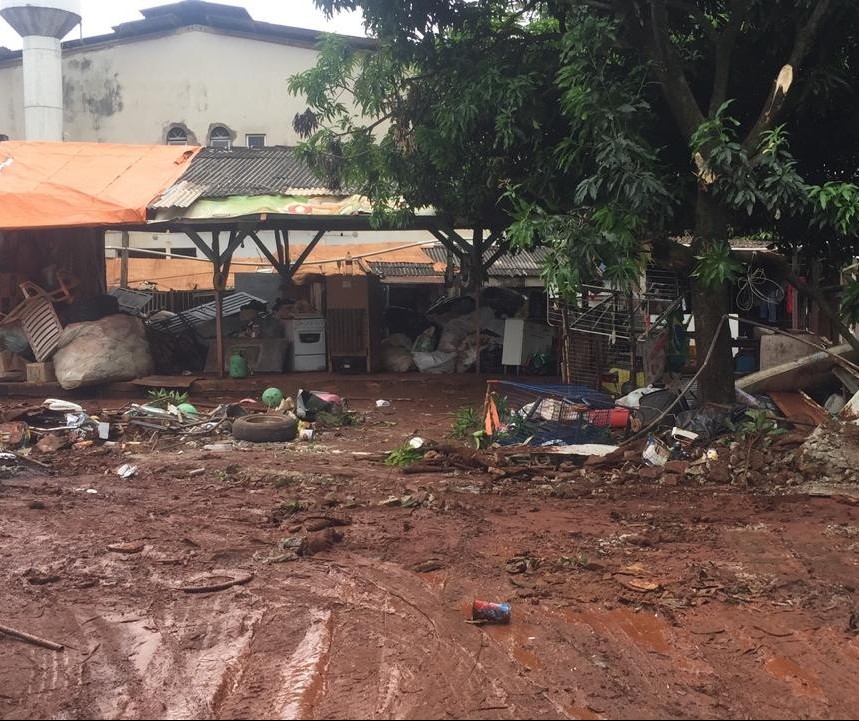 Prefeitura despeja dez catadores de recicláveis que ocupavam área particular em Maringá