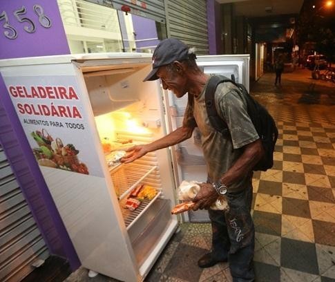 Geladeira solidária de comida e de saber