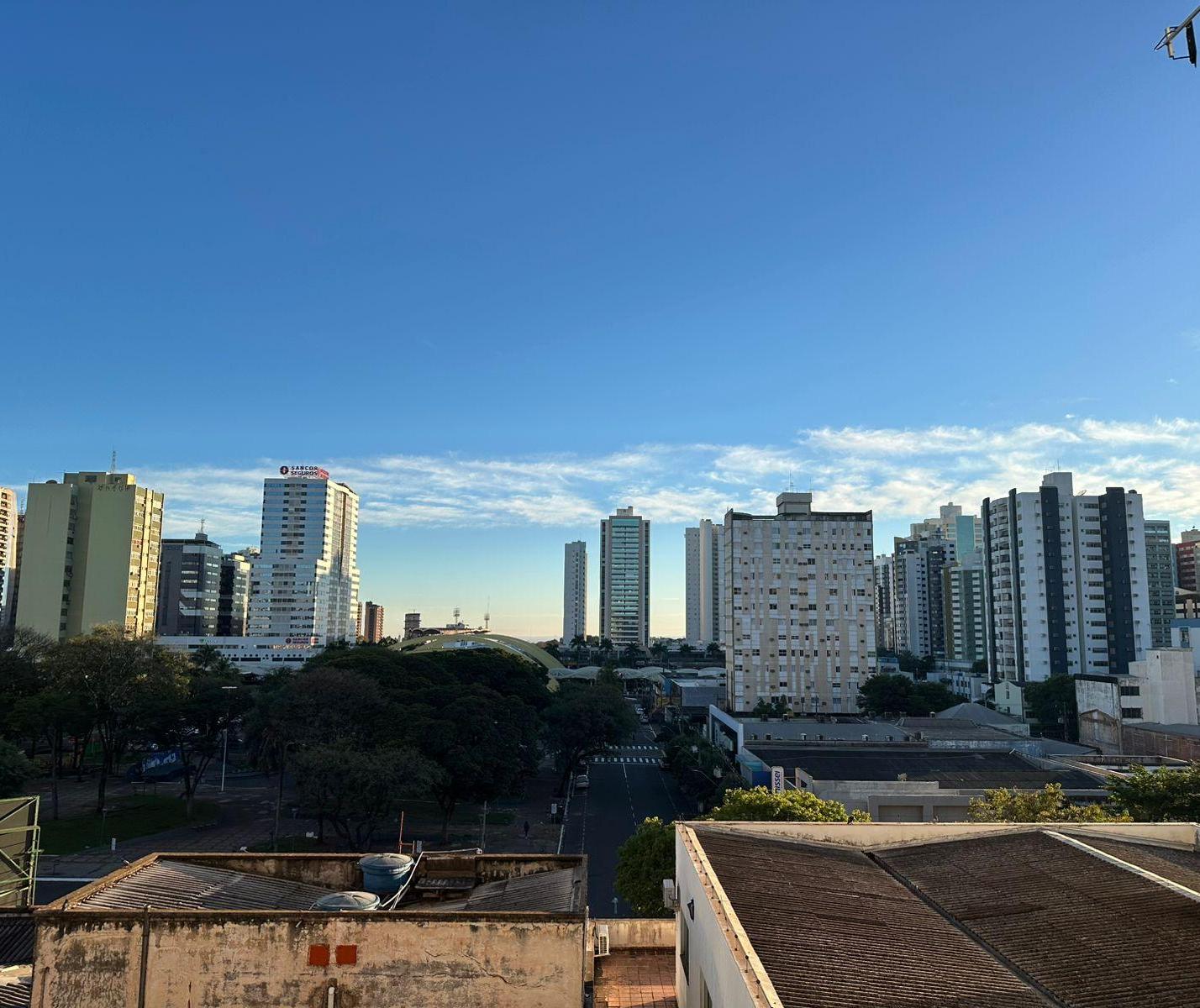 Temperaturas caem em Maringá, mas tempo segue firme nesta sexta (18) e no semana