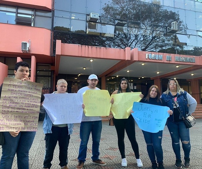 Família de vítima de feminicídio protesta em frente ao fórum