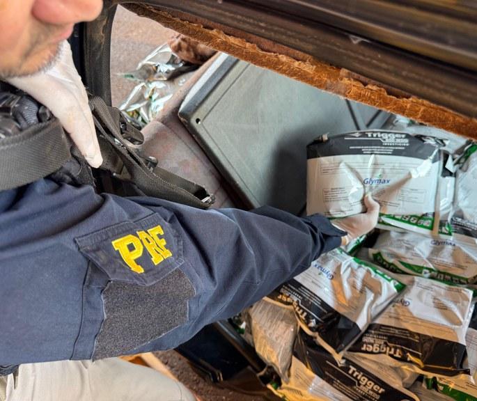 Carro com antena de satélite e dirigido por adolescente transportava agrotóxico do Paraguai