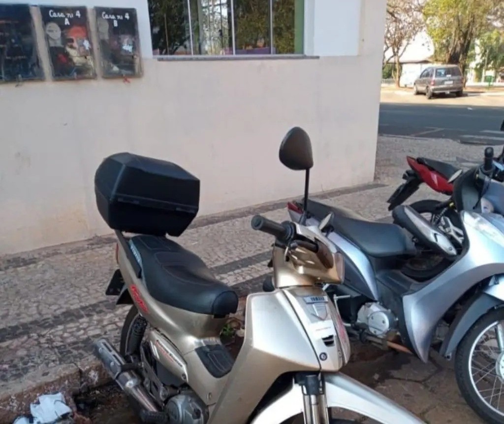 Mulher tem moto furtada no estacionamento do Hospital Municipal e vira alvo de extorsão