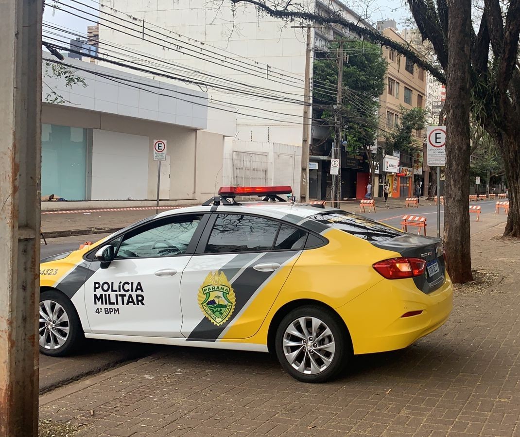 Semob e PM interditam trecho da Rua Santos Dumont em Maringá