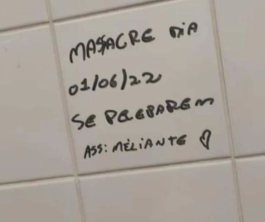 Escola revista alunos após recado de "massacre" em banheiro