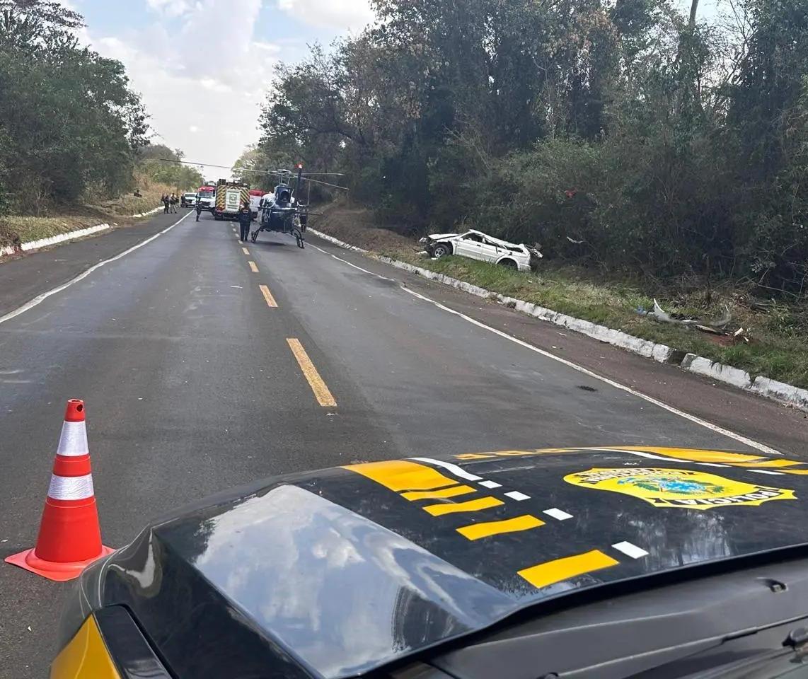 Criança de 2 anos morre e quatro pessoas ficam gravemente feridas em capotamento