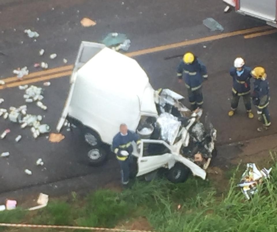 Colisão entre carro e caminhão mata ao menos uma pessoa